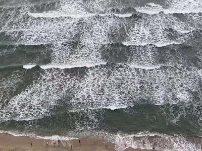 石广生收藏-一早起来，天阴阴的，看不到日出有点失望。
海风呼呼大作，仿佛千军万马，发出冲锋【图4】