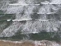 艺术家石广生收藏:一早起来，天阴阴的，看不到日出有点失望。
海风呼呼大作，仿【图3】