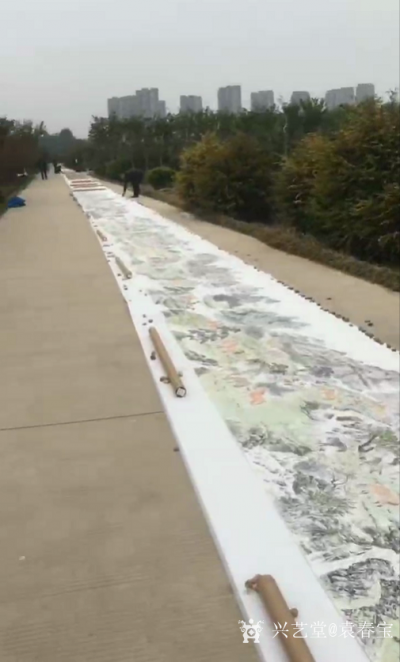 袁春宝日记-历时近五年创作的百米长卷国画马《万骏千山图》，于2019年七月，八十多岁的摄影前【图6】