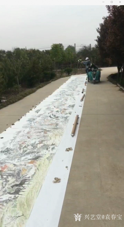 袁春宝日记-历时近五年创作的百米长卷国画马《万骏千山图》，于2019年七月，八十多岁的摄影前【图7】