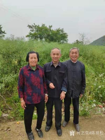 陈祖松生活-幸福老人高兴合影。【图1】