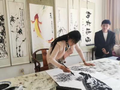 李玉凤生活-小雨：春风大雅，翰墨寄情。
4月17日上午，应周总邀请 ，鲁院长和李院长在洪范【图1】