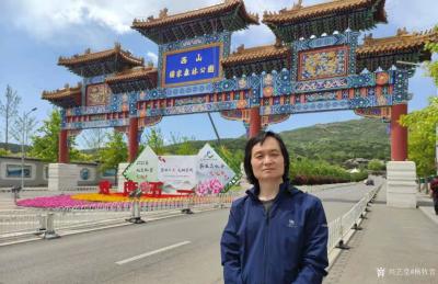 杨牧青日记-五一行吟
西山五月风正起，东城暮春花浓时，
遥看琉璃幻影中，金殿不闻当年音，【图1】