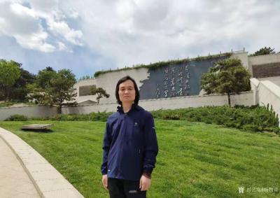 杨牧青日记-五一行吟
西山五月风正起，东城暮春花浓时，
遥看琉璃幻影中，金殿不闻当年音，【图2】