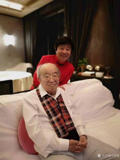 马培童生活-焦墨画家马培童在北京去拜访词坛泰斗乔羽老爷子。
 乔羽，响彻中国的大人物，著名【图1】
