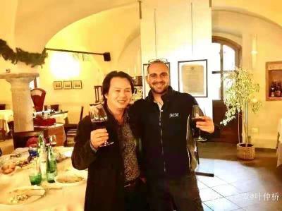 叶仲桥生活-三年前获邀担任广东汉莎画院院长一职，只因为这瓶朝朝向上酒，三年时间一眨眼就过去，【图2】