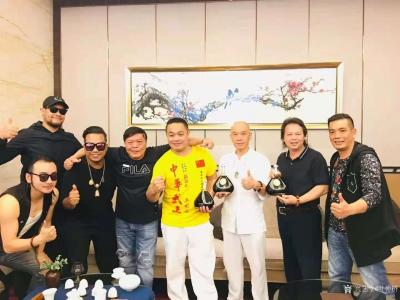 叶仲桥生活-三年前获邀担任广东汉莎画院院长一职，只因为这瓶朝朝向上酒，三年时间一眨眼就过去，【图3】