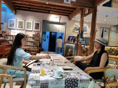 刘晓宁日记-香香《自由自在》画展，现场画画是一种享受，也是和人沟通最好的方法，这边做民宿的朋【图2】