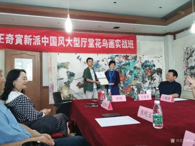 雅涵一一主人凤喜生活-参加北京大骞书画研习社大型厅堂花鸟画实战班研习，圆明园写生等留影。
还有甘肃临【图10】
