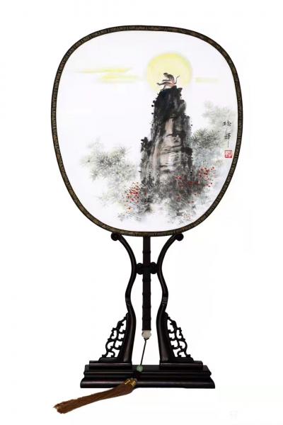 罗树辉日记-绢材团扇国画山水画作品《听月》；南天一柱，蒼松环绕。朗月清风，景物超然。神猴高坐【图1】