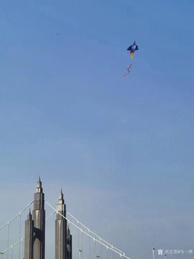 马一祥日记-春回大地暖，纸鸢舞蓝天，不只借风力，还因一线牵。于昌平东大桥。【图1】