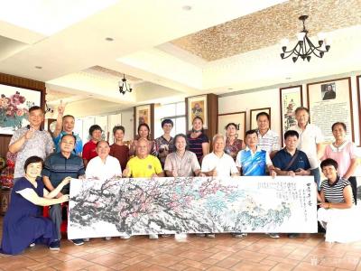 叶仲桥生活-6月30日上午在我画室与市老干部大学师生一起创作了一张三米长的合作画，这届的绘画【图2】