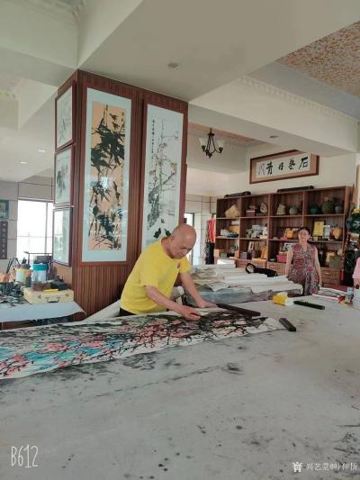 叶仲桥生活-6月30日上午在我画室与市老干部大学师生一起创作了一张三米长的合作画，这届的绘画【图3】