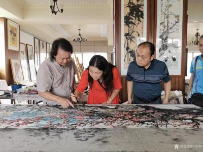 叶仲桥生活-6月30日上午在我画室与市老干部大学师生一起创作了一张三米长的合作画，这届的绘画【图4】