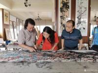 艺术家叶仲桥生活:6月30日上午在我画室与市老干部大学师生一起创作了一张三米长【图3】