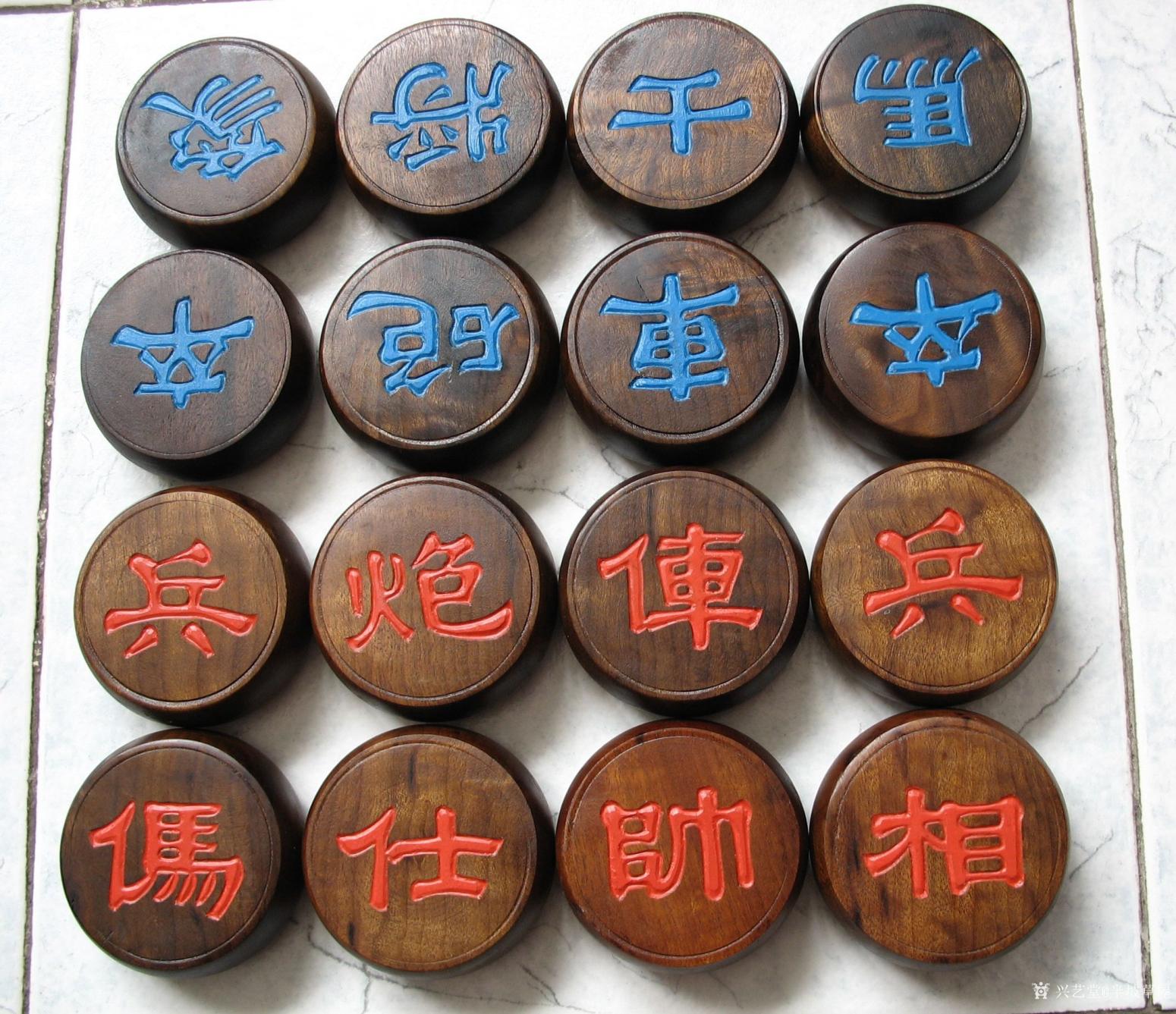 半坡草屋雕刻作品《象棋》