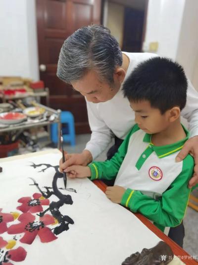 罗树辉生活-教外孙画红棉花。是完成学校的任务。外孙很聪明，有慧根！很棒！【图4】