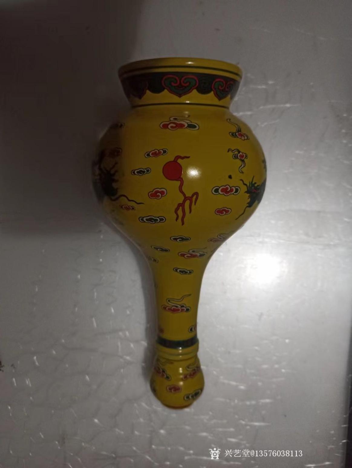 13576038113文玩杂项作品《黄釉龙纹蒜头瓶》【图1】