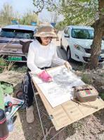 艺术家陈秀梅生活:贺兰山角下写生，因为是五一劳动节，旅游的人太多了，上山的路上【图0】