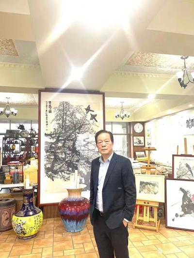 叶仲桥收藏-广西书法院副院長叶健兄长来我工作室参观指导，帶來他的六米长卷书法作品和他最近出版【图2】