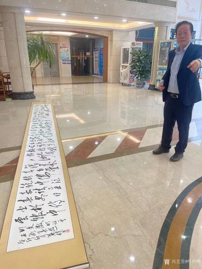 叶仲桥收藏-广西书法院副院長叶健兄长来我工作室参观指导，帶來他的六米长卷书法作品和他最近出版【图3】