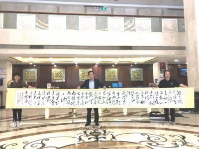 叶仲桥收藏-广西书法院副院長叶健兄长来我工作室参观指导，帶來他的六米长卷书法作品和他最近出版【图4】