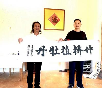 叶仲桥生活-原駐港部队副司令員陈维展将军为我題《仲桥植牡丹》，给我鼓励。【图1】