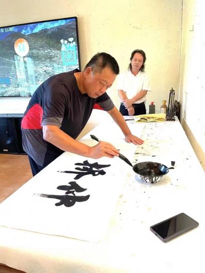 叶仲桥生活-原駐港部队副司令員陈维展将军为我題《仲桥植牡丹》，给我鼓励。【图3】