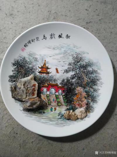杨增超日记-国画人物山水画瓷盘画系列作品《倒马井印象》《秋风戏马》《龙湖春晓》，杨增超瓷盘画【图4】