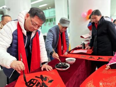 石广生生活-工作间隙，和一众文友走进南方医院，和医护人员一道迎春送福，祝大家龙年吉祥，龙腾虎【图4】