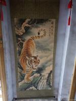 艺术家小鱼有好物日记:猛虎下山图　用墨刻的画，画真的假不了。老虎毛都是一根根硬刺，【图0】