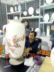 陈子华日志-很多人都认为陶瓶外的画是印刷的，却不知道很多是手绘的。【图4】