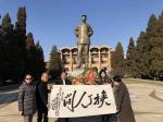 周鹏飞生活-12月26日在中央党校毛主席的雕像下、
在毛主席的注视下：【图1】