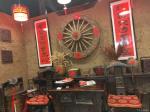 夏沁生活-我于今日在许昌万达广场见一饭馆门外和室内摆放着些许文化物件，【图1】