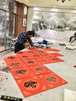 艺术家叶仲桥生活:挑灯夜战写百福。接中国文化部、中国驻坦桑尼亚大使馆艺术中心的【图1】