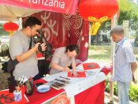 艺术家叶仲桥收藏:2月9日接受坦桑尼亚国家电视台采访,并与广东省艺术家代表团成【图3】