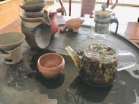 艺术家叶仲桥收藏:煮茶品画;在非洲买了这两张当地土著画家画的油画作品,并与他们【图2】