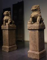 艺术家罗邵华收藏:柱顶门狮 青石
尺寸:高122//长36//宽30
【图1】