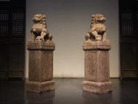 艺术家罗邵华收藏:柱顶门狮 青石
尺寸:高122//长36//宽30
【图2】