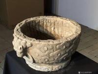 艺术家罗邵华收藏:汉白玉、龙头鱼盆
尺寸:最大直径42、直径36、高20。
【图0】