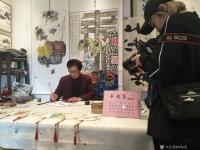 艺术家徐如茂生活:四川电视台,传媒大学毕生生在汉张桓候祠摄制纪录片《古城草根画【图2】