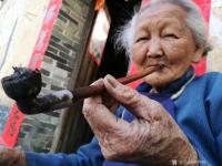 艺术家叶仲桥生活:抽口烟、饮杯茶,原说小酌几杯,享受一下慢生活!
结果酒蓬酒【图4】