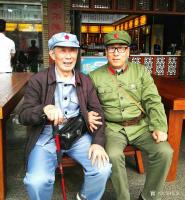 艺术家张恒久生活:清明，我们来到韶山毛泽东铜像广场深情缅怀伟大领袖毛泽东。
【图5】
