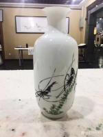 艺术家李尊荣收藏:陶瓷瓶成品出来了，瓶上的虾比纸上多了几分光泽，多了几分灵动。【图0】