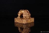 艺术家东方古玩城堡收藏:十六世纪风格、藏传佛教，铜鎏金双龙头钮印章一方。等级高，大尺【图1】