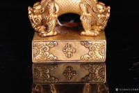 艺术家东方古玩城堡收藏:十六世纪风格、藏传佛教，铜鎏金双龙头钮印章一方。等级高，大尺【图4】