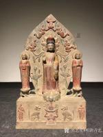 艺术家明清古艺收藏:北齐石雕一佛二弟子。
此背光佛整体采用了高浮雕兼镂空雕的技【图0】