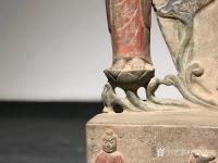 艺术家明清古艺收藏:北齐石雕一佛二弟子。
此背光佛整体采用了高浮雕兼镂空雕的技【图1】