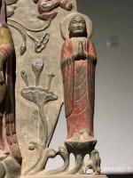 艺术家明清古艺收藏:北齐石雕一佛二弟子。
此背光佛整体采用了高浮雕兼镂空雕的技【图2】