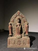 艺术家明清古艺收藏:北齐石雕一佛二弟子。
此背光佛整体采用了高浮雕兼镂空雕的技【图3】